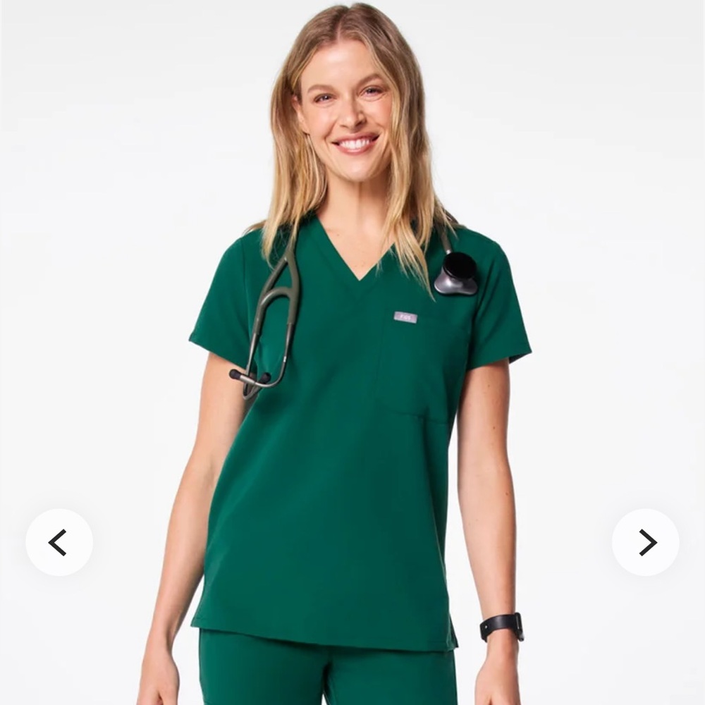 FIGS Catarina One-Pocket Scrub Top in Hunter Green size Small